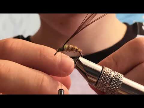 Видео: Мушка на хариуса, один из способов имитации ручейника.
