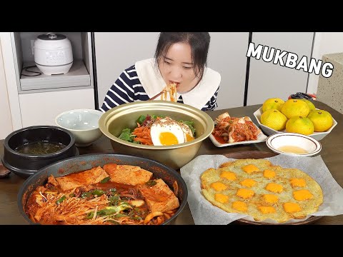 Видео: Мукбанга :) Острое рагу из кальмаров с тофу, сырно-картофельные оладьи, салат из редиса пибимбап.
