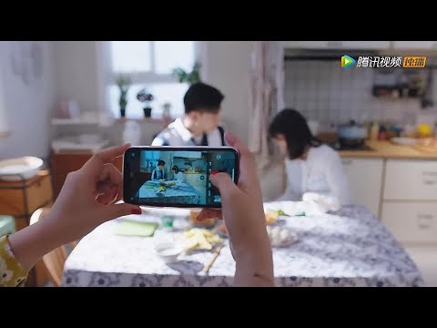 Видео: Будущий зять настолько красив, что его теща тайно сфотографировала его и его дочь.