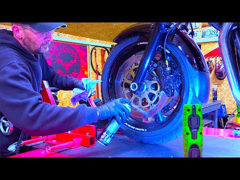 Видео: Деформированный тормозной диск мотоцикла? Или заклинившие катушки? Легко исправить!