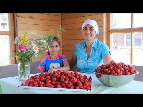 Видео: Если поспела клубника -значит в деревне наступило лето)