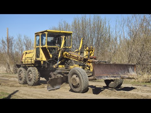 Видео: Грейдер ДЗ-99. Планировка дороги. Звук А-41. / The old Soviet grader DZ-99.