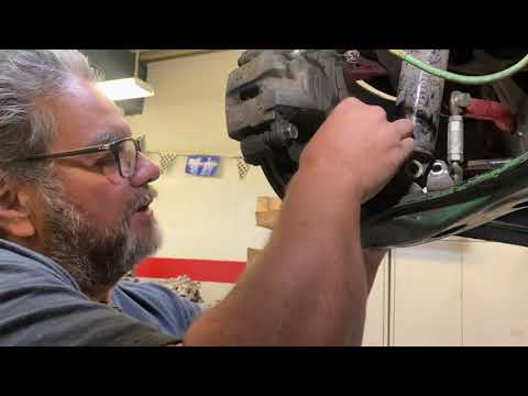 Видео: Как легко установить удлиненный нижний шаровой шарнир Spec Miata для MX5 Autocross