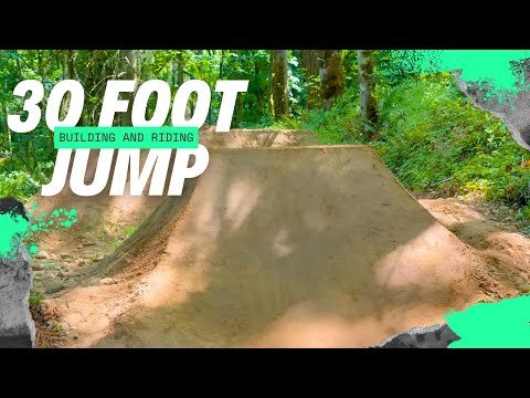 Видео: СТРОИМ 30-ФУТОВЫЙ ВЕЛОСИПЕДНЫЙ ТРАМПЛИН НА ЗАДНЕМ ДВОРЕ!!