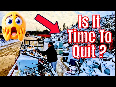 Видео: Снежная ночь: уборка и сбор мусора на улице