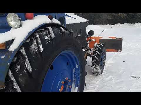 Видео: Чистка снега и небольшой обзор трактора Т-40.