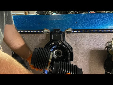 Видео: Ремонт кормового привода Mercruiser Alpha 1 Gen 1. Часть 5: Как установить сильфон Mercruiser на ...
