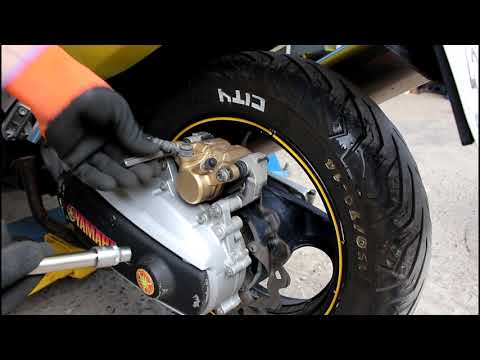 Видео: Yamaha T MAX 500 2001 года  Замена задних тормозных колодок
