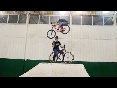 Видео: ПРОКАЧИВАЕМ ПРЫЖКИ НА MTB! Первая тренировка в СКЕЙТПАРКЕ