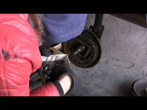 Видео: Гольф 2 Меняем задние колодки и подшипник ступици, видео 1