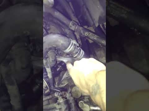 Видео: Audi Q5 TFSI 2.0 замена помпы воды и термостата