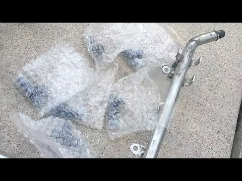 Видео: Как заменить топливные форсунки Mercedes-Benz C240/C-Class