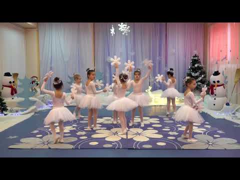Видео: Коледен поздрав на децата от ДГ № 66 “Елица“, София, Панчарево – танц “Снежинки“ 2017 година