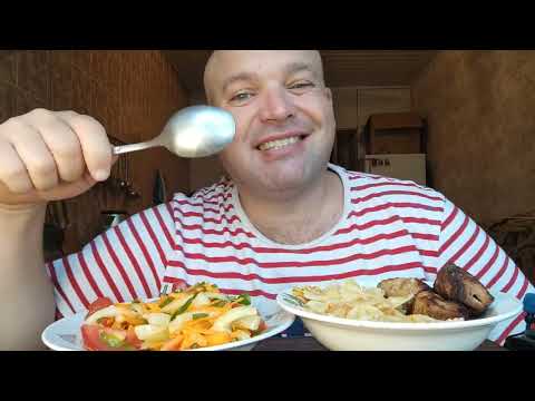 Видео: ОБЖОР макароны "бабочки" и остатки шашлыка/мукбанг салат овощной