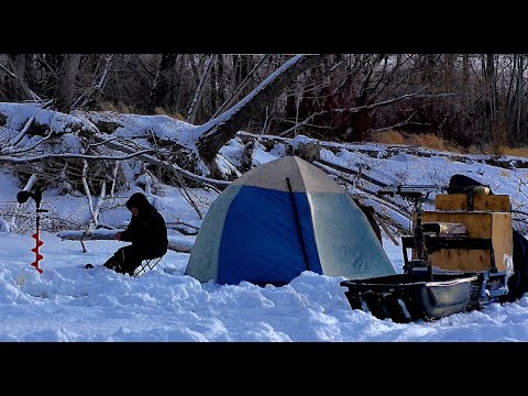 Видео: Два дня на реке! Рыбалка в коряжнике ,река Обь. Половили на мормышку,безмотылку и донки. окунь,лещ.