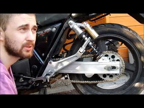 Видео: Honda CB 400 обслуживание цепи (эконом вариант).