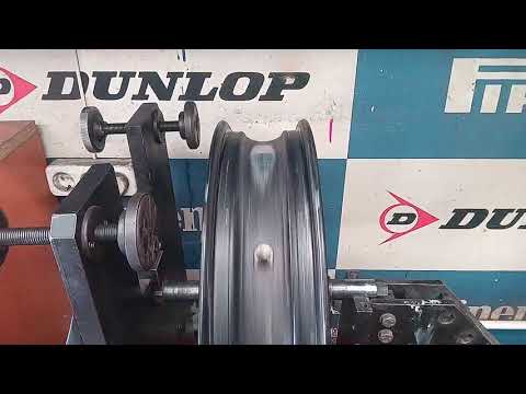 Видео: Правка колеса и тормозных дисков Kawasaki ZX600