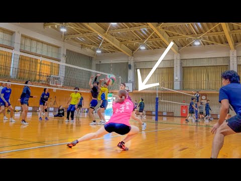 Видео: (Игра в волейбол) Она очень хороший либеро.