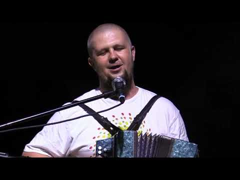 Видео: Парень в кепке и зуб золотой. Душу рвёшь, мужик!