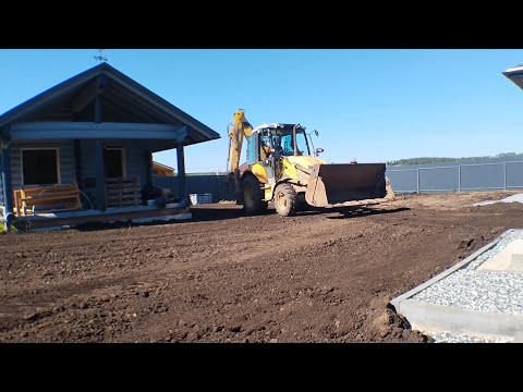 Видео: Выравнивание участка плодородным грунтом.