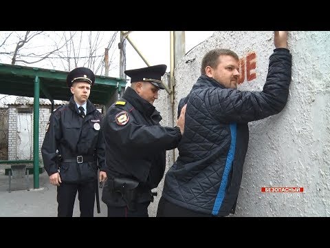 Видео: Как сотрудники полиции конвоируют задержанных?