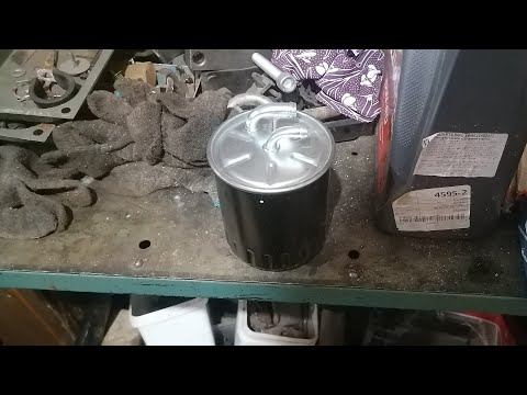Видео: Замена топливного фильтра мерседес с200