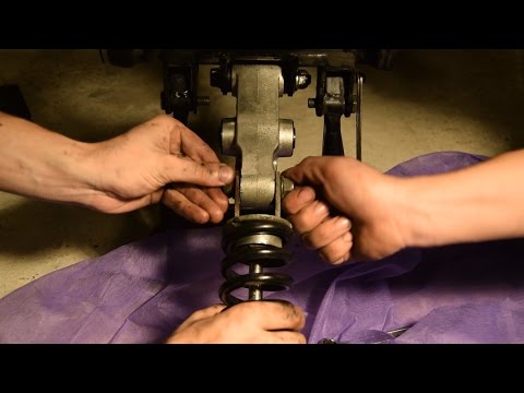 Видео: Полная переборка Kawasaki GPZ500S Часть 3: Вилка & Маятник.