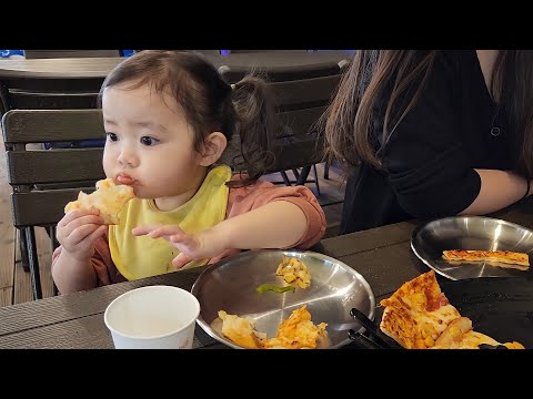 Видео: [SUB] Разговорчивый корейский ребенок доит корову и готовит пиццу на обед! 🐄🍕