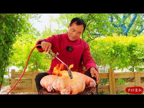 Видео: Лучший рецепт сэндвича! Гигантские свиные рульки делают мясные рулеты размером с руку!