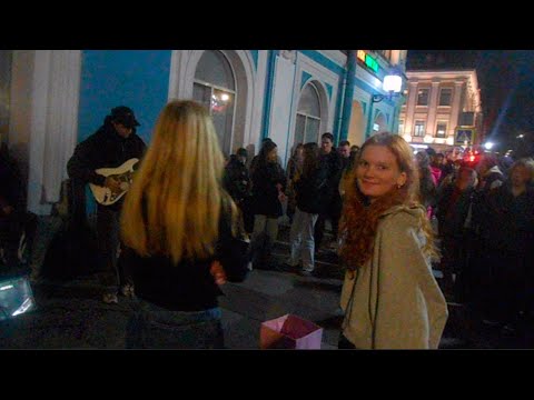 Видео: Уличные музыканты Питер Женя  на Невском 4 ноября ч4 - Сид и Нэнси