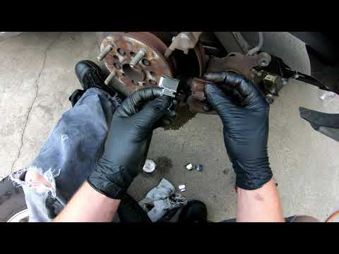 Видео: Замена передних тормозных колодок Ford Transit