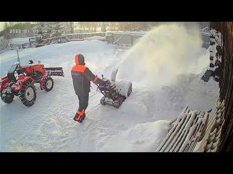 Видео: Зимний досуг на хуторе.  Русич Т-18 в партнерстве со снегоуборщиком Champion stt1170E