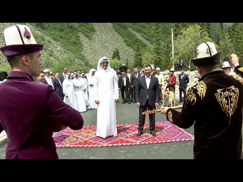 Видео: Төкмө акындар Садыр Жапаровго жана Катардын эмирине эмне жөнүндө ырдап беришти?