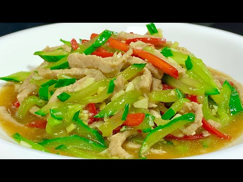 Видео: Способ жареной тертой свинины с огурцом прост и вкусен, хрустящий и освежающий, а тертая св