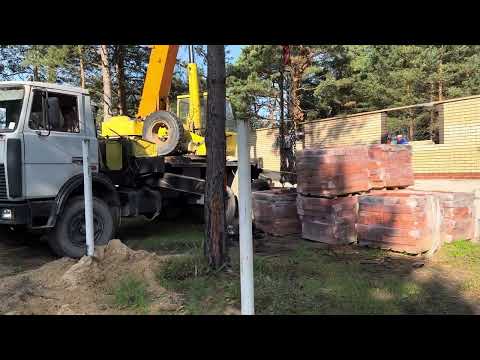 Видео: Автокран Ивановец КС-35715 на базе Маз подает рабочий кирпич на поддонах.