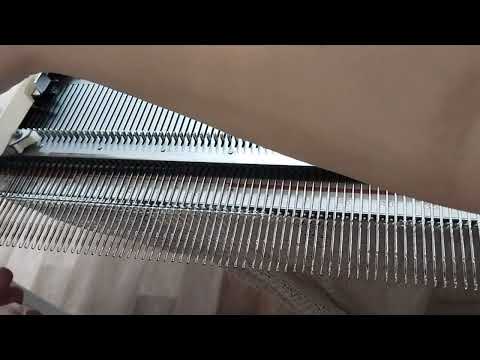 Видео: Связать отверстие в полотне на вязальной машине