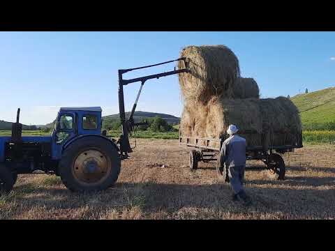 Видео: Испытание прицепа и пики для погрузки сена в рулонах