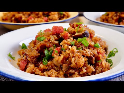 Видео: Как приготовить ароматный клейкий рис (жареный рис с консервированным мясом) в рисоварке • Instan...