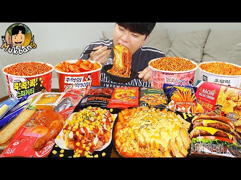 Видео: ASMR MUKBANG небольшой магазин, острый рамэн, хот-доги, кимбап, ттеокбокки !! Корейский магазин