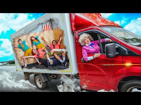 Видео: ВОЖАТАЯ ЗАПЕРЛА СКАУТОВ В ДВИЖУЩЕМСЯ ГРУЗОВИКЕ 24 часа! ПИГГИ РАССКАЖЕТ КТО СТАРШИЙ ОТРЯД!