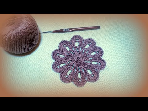 Видео: Цветок крючком на десять лепестков по схеме Видео урок