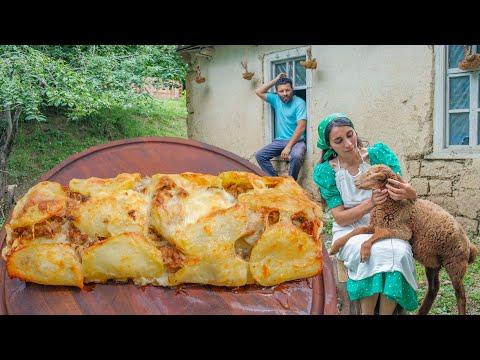 Видео: Вкусный деревенский обед для муженька, который построил бревенчатый домик из двух картошек и мяса!