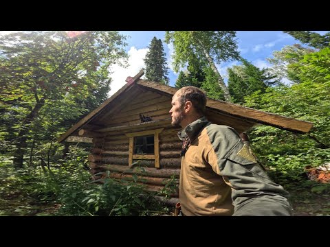Видео: ЗАНОЧЕВАЛ В ИЗБЕ ИЗ СУХАРНИКА. СПРЯТАТЬСЯ И ОБОГРЕТЬСЯ. УЮТНАЯ ИЗБУШКА В ТАЙГЕ. 