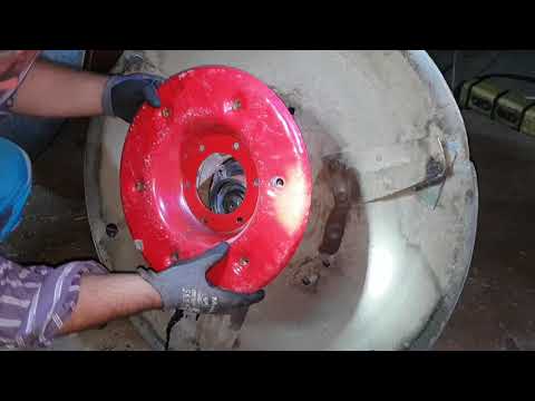 Видео: Замена сильфона с подшипниками на польской газонокосилке.