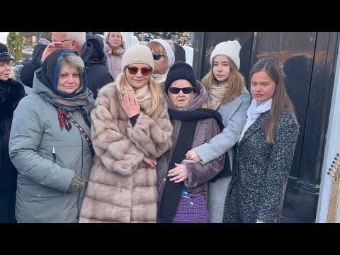 Видео: СЛЁЗЫ РОДНЫХ И ДРУЗЕЙ НА ЦЕРЕМОНИИ ОТКРЫТИЯ ПАМЯТНИКА НА МОГИЛЕ ВЛАДИМИРА ЛЁВКИНА  ТРОЕКУРОВСКОЕ 