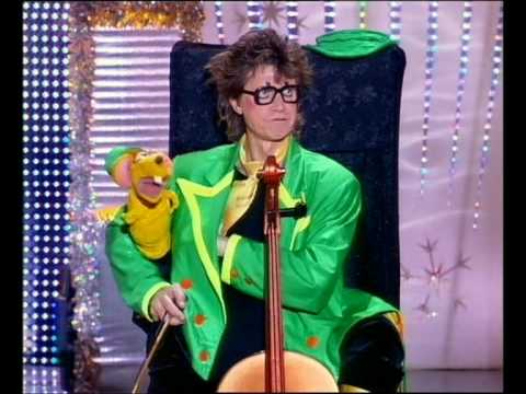 Видео: Виолончелист и крыска