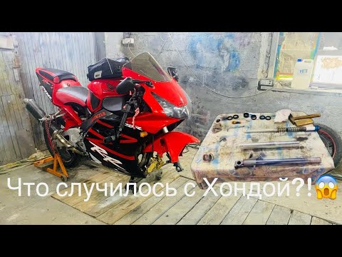 Видео: Замена сальников вилки на Honda CBR 954 RR Fireblade