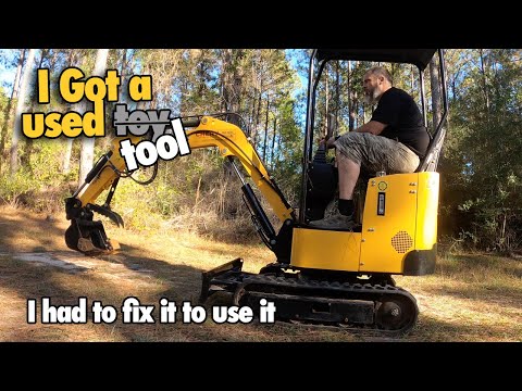 Видео: Мини-экскаватор китайского производства. Резьба на оси приводного двигателя сорвана, и гусеница б...