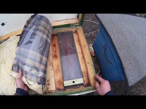 Видео: Потолочная кормушка для пчел, особенности использования. Весенняя подкормка пчел.