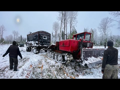 Видео: Меняем Площадку в делянке! ТДТ 55 тащит будку на колесах! Работа в лесу